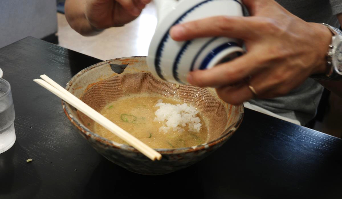 八龍の味噌ラーメンを食べ終えたあと、残ったスープに白ごはんを投入する瞬間。〆のおじやに向かう、静かな儀式の一コマ。
