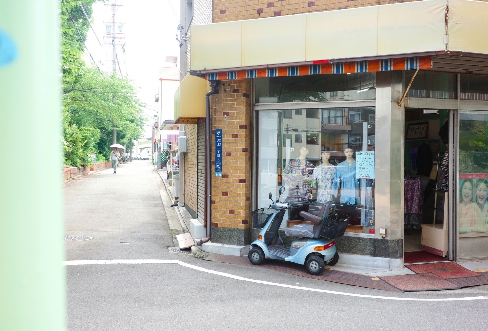 熱田区沢上商店街の角、電動カートが止まったままの朝の景色