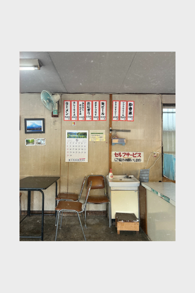 大高緑地の売店内。昔ながらのメニューと椅子、洗面台まで、そのままの空気を残す空間。