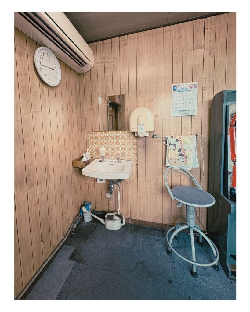 木目の壁に囲まれた、名古屋インターバッティングのレトロな洗面スペース。昭和の空気が静かに残る場所。