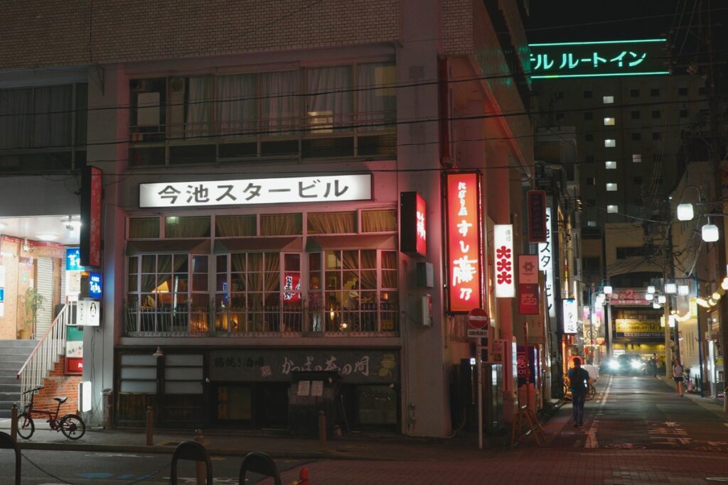 赤いネオンサインが灯る今池スタービル。昔ながらの飲食店が立ち並び、昭和レトロな雰囲気を残している。