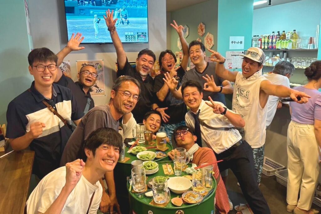 名古屋・今池の居酒屋せんべろ元気で盛り上がる常連客たち。店主・明山聡一郎を囲み、笑顔で集う姿
