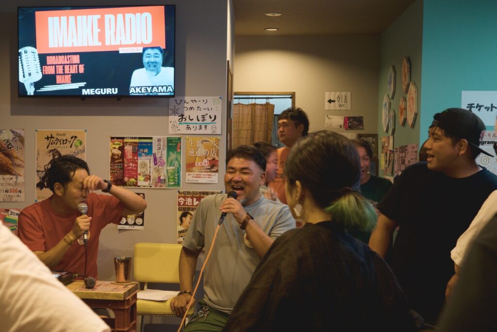 名古屋・今池の居酒屋せんべろ元気での今池レディオ収録。店主・明山聡一郎と来場者の笑い声が響く