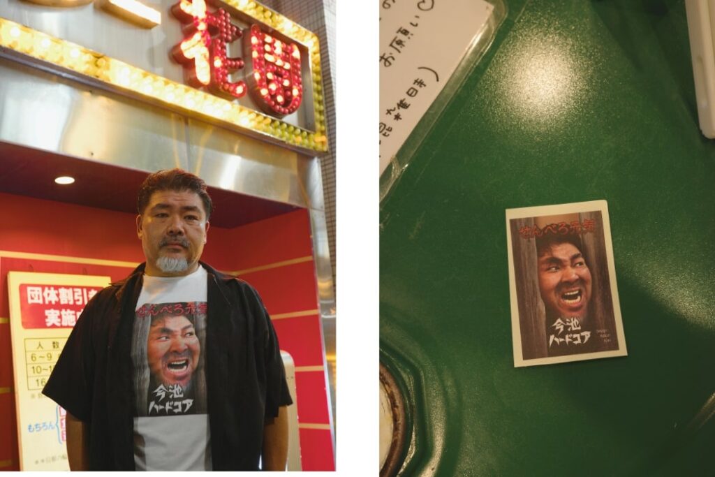映画「シャイニング」をモチーフにしたデザインTシャツを着て立つ明山聡一郎さん。今池らしい遊び心を表現。