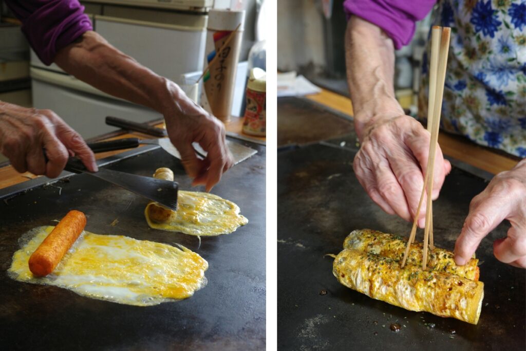 「つねかわ」名物スナックロールの調理風景。うまい棒を卵でくるりと包み、鉄板の上で焼き上げる手元の様子。