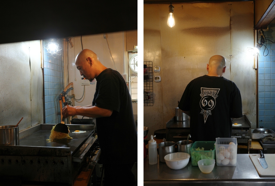 金山のKing焼きそばで鉄板に向かう羽鳥さん。シンプルな厨房に響く焼き音と香ばしい香り