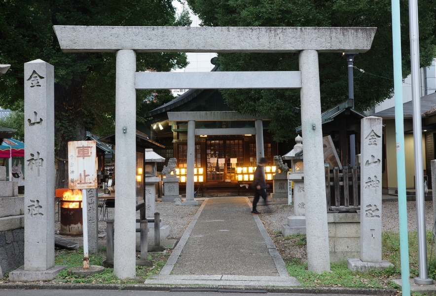金山神社の鳥居と社殿の夕景。地元の人々が集う金山南の象徴的な場所で、King焼きそばの羽鳥さん（King Papa）も地域の催しをここで行っている。