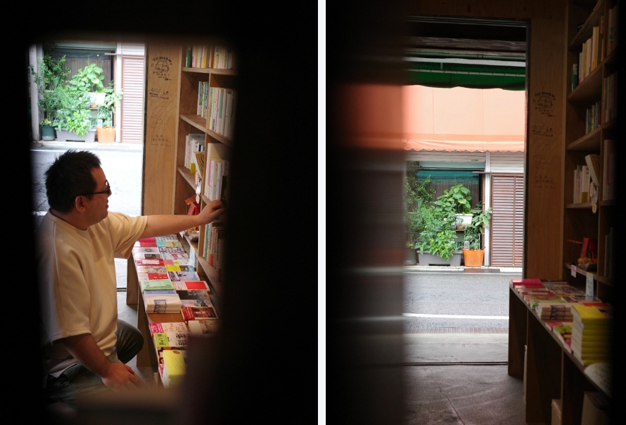 ブタコヤブックスの店内で本棚に手を伸ばす船張真太郎さんと、店の入口越しに見える笠寺の通りを写した2枚組。本とまちが寄り添うような視点