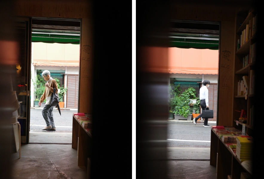 ブタコヤブックスの店内から外をのぞく視点で、通りを歩く人々を写した2枚組。静かなまちと本屋の日常が重なり合う。