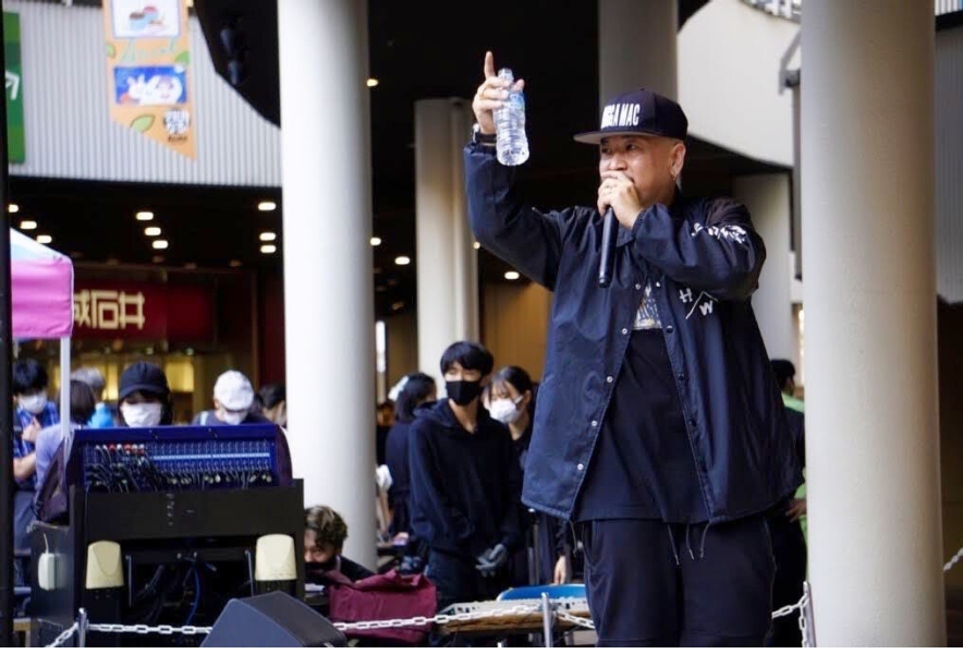 コロナ禍で金山駅前のイベントで観客に語りかける羽鳥さん。地元のエネルギーを感じる瞬間
