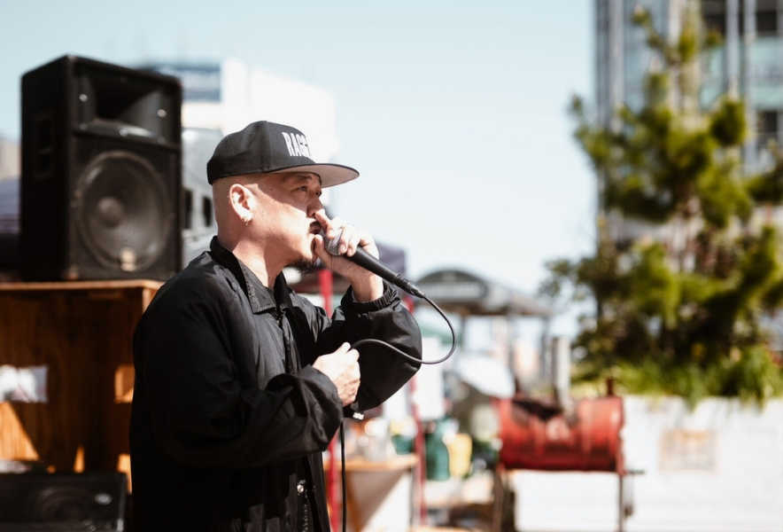 金山南のロータリーで開催されたイベントでマイクを握る羽鳥さん。King焼きそば店主としてレゲーアーティストとしても地域を盛り上げる姿。