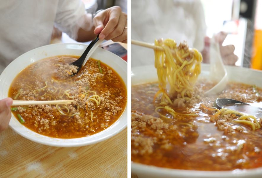 甘辛いスープと挽肉がたっぷり入った台湾ラーメンをかき混ぜる手元。となりには、卵麺を持ち上げて湯気が立つ様子を写した写真。丼の大きさと迫力が伝わる。