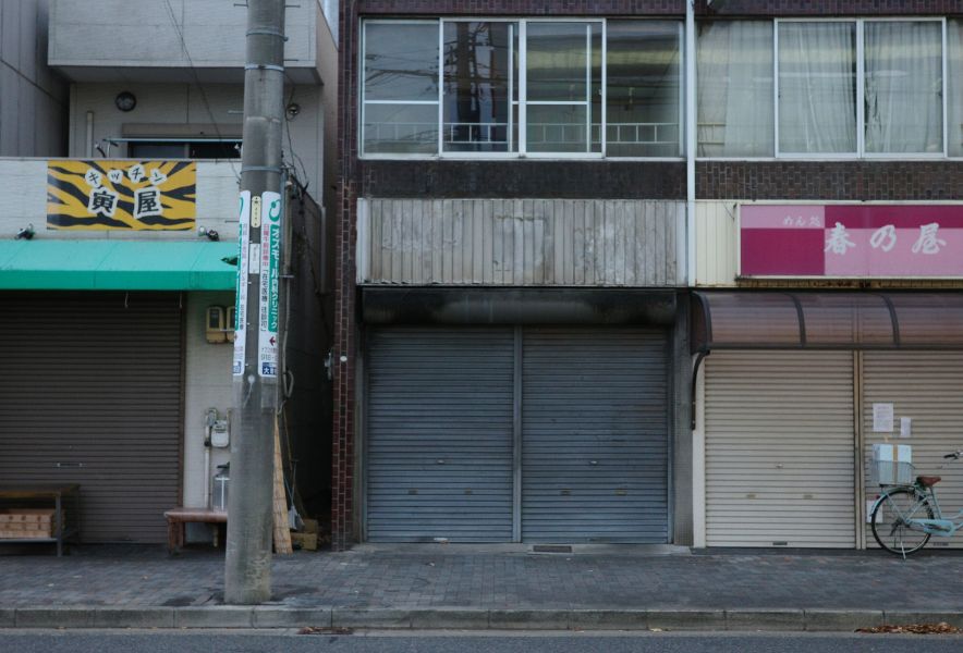 閉店後の大曽根「なかの」跡地。看板が外れ、シャッターが閉じた元酒場の面影を記録した写真。