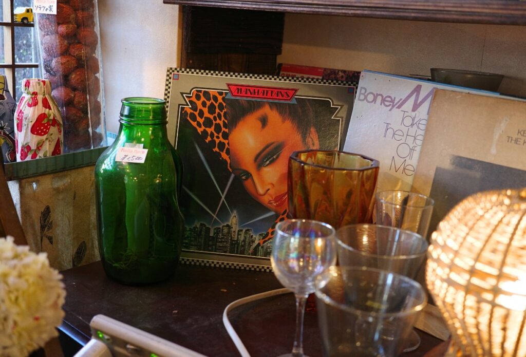 名古屋市千種区の花屋 flolla flore 店内に並ぶ雑貨とレコードのある風景。