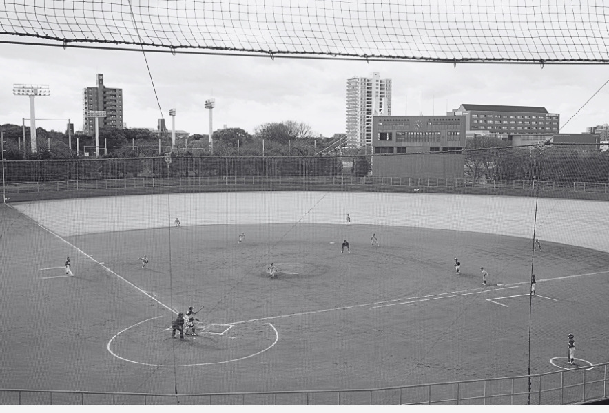 バックネット裏から見た名古屋・熱田球場の全景と試合風景