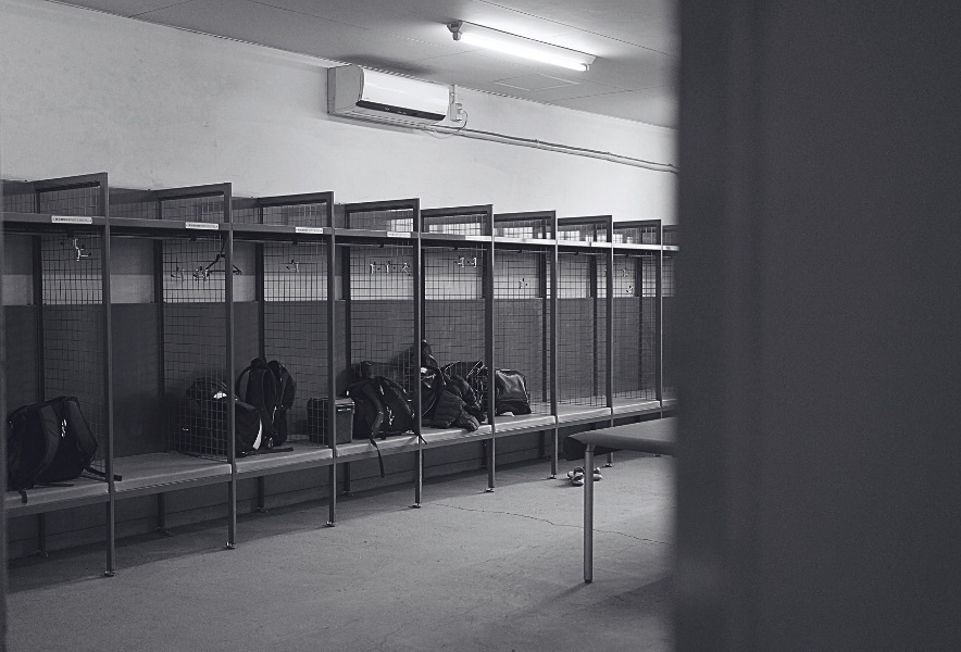 名古屋・熱田球場のロッカールームに並ぶ少年野球用具