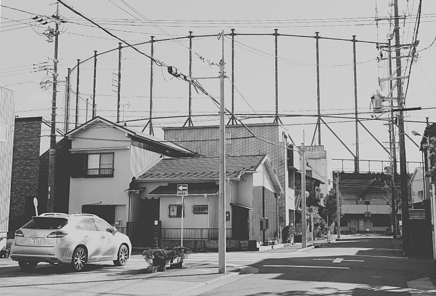 住宅街の向こうにそびえる名古屋・熱田球場の外観と街の風景