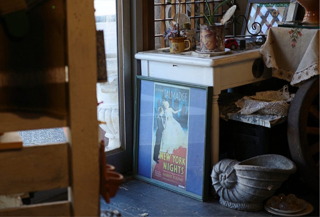 名古屋市千種区 flolla flore 店内に並ぶ雑貨と古いポスターのある一角。