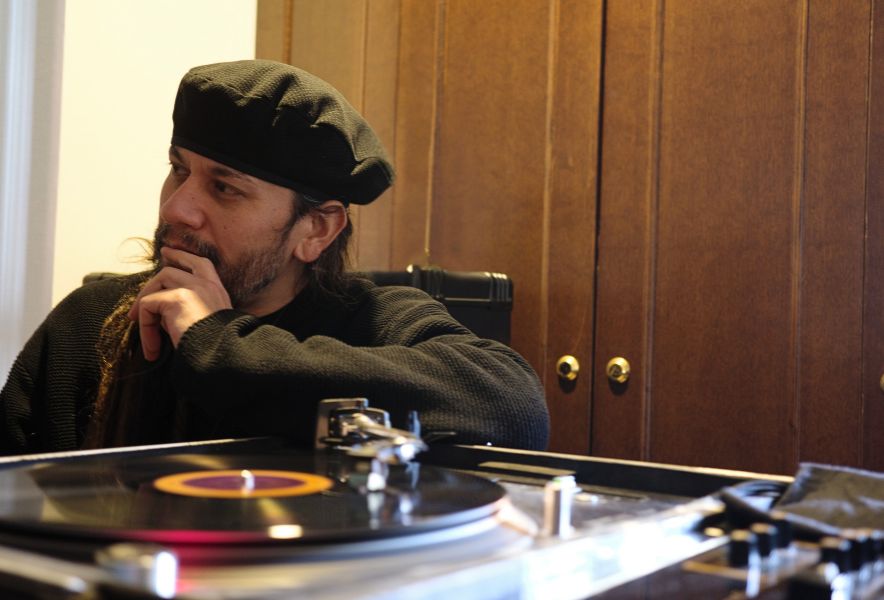 ターンテーブルの前でレコードに触れるRas Taro