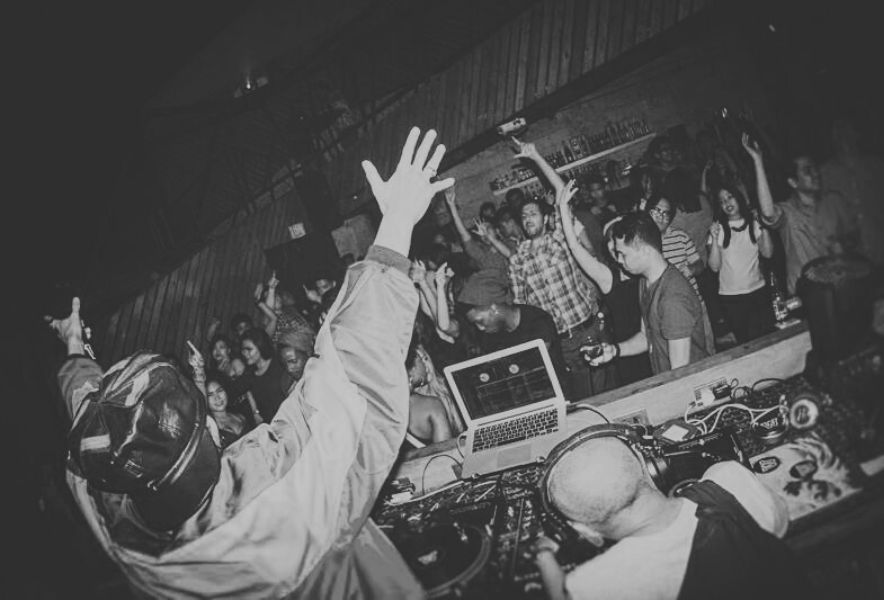 熱気に包まれたレゲエイベントのフロア風景