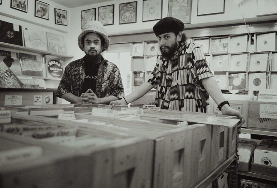 レコードショップでレコードを手にするRas Taro