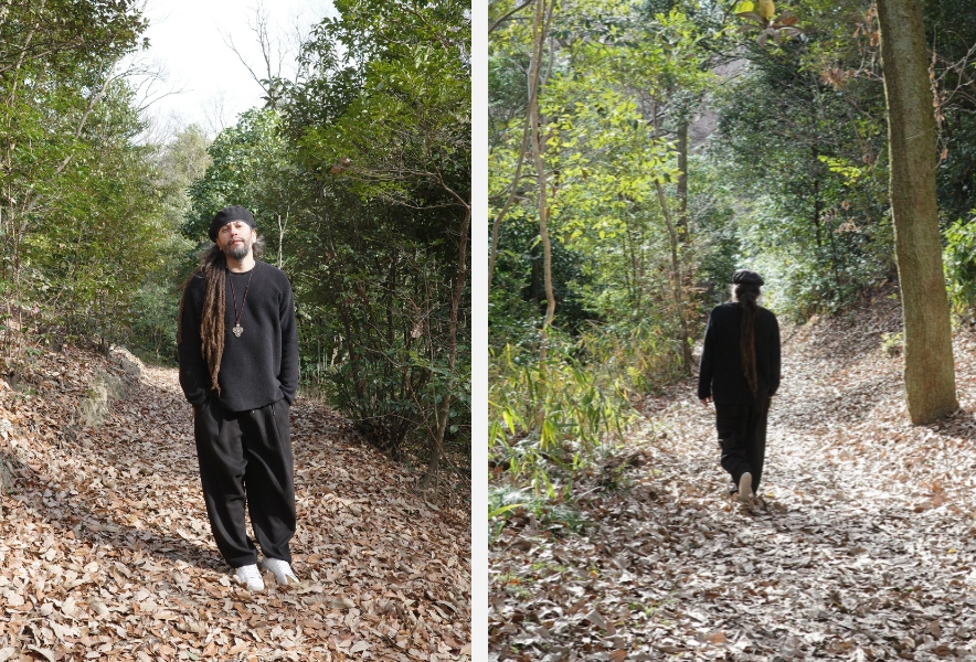 名古屋の自然の中に立つレゲエアーティストRas Taro