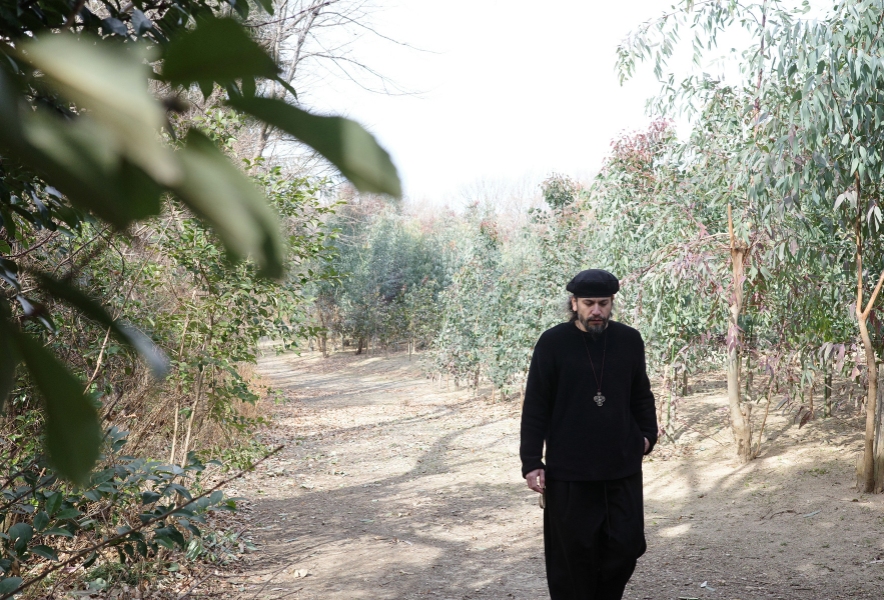 名古屋の緑の中を歩くRas Taro