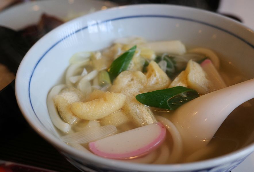 揚げと蒲鉾がのるやさしい味のしのだうどん｜名古屋 仲田本通 森川屋