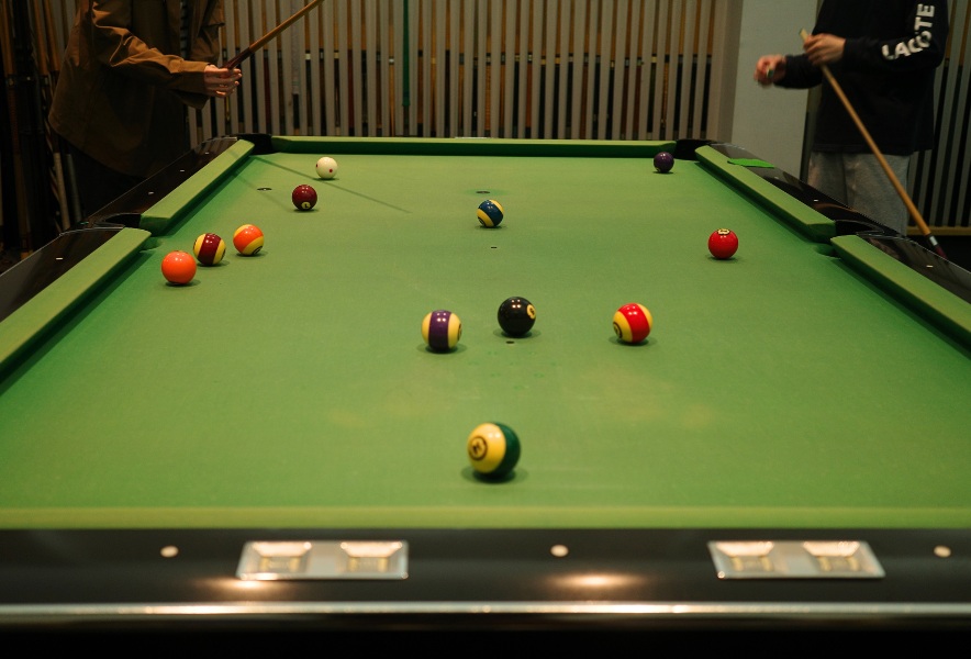 名古屋市昭和区・曙通りのビリヤード場「友楽」。散らばったボールと、次の一手を待つ静かなテーブル。