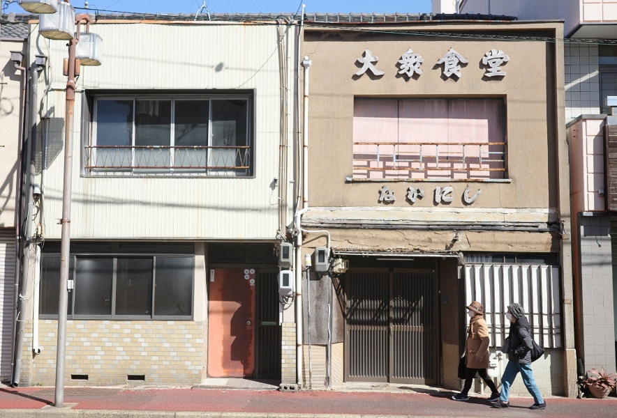 名古屋市昭和区・曙通り。年季の入った食堂の前を、ふたりが並んで歩く。