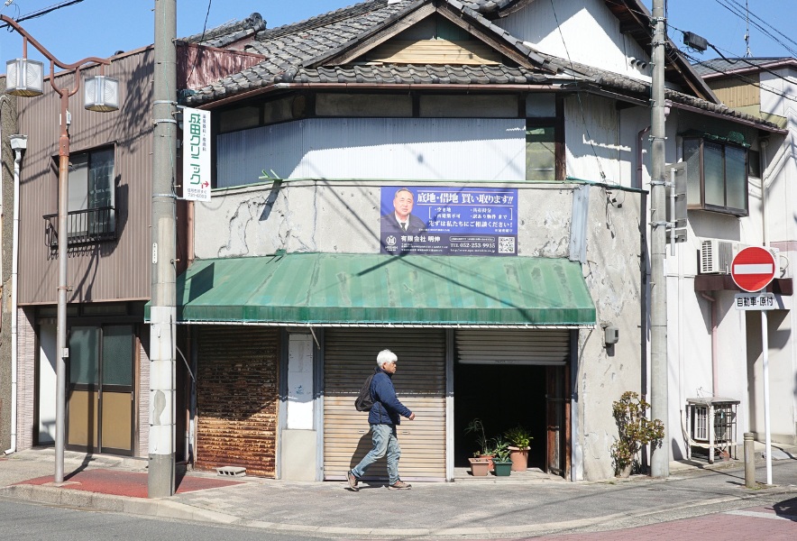 名古屋市昭和区・曙通り。古い建物の並ぶ通りを、ゆっくりと人が歩いていく日常。