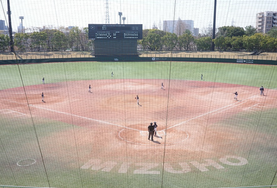 瑞穂球場のバックネット裏から見た試合中のグラウンド全景