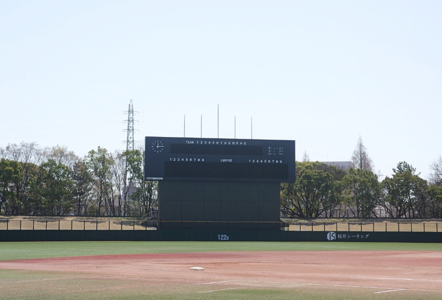 瑞穂球場のスコアボードと外野エリア
