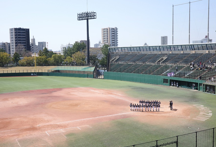 瑞穂球場の3塁側から見た試合後の整列風景