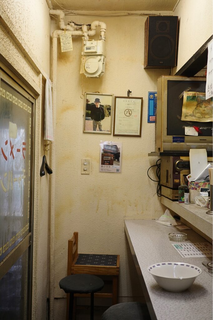 名古屋市中川区のタクちゃんラーメンのレトロな店内カウンターと昔ながらの雰囲気