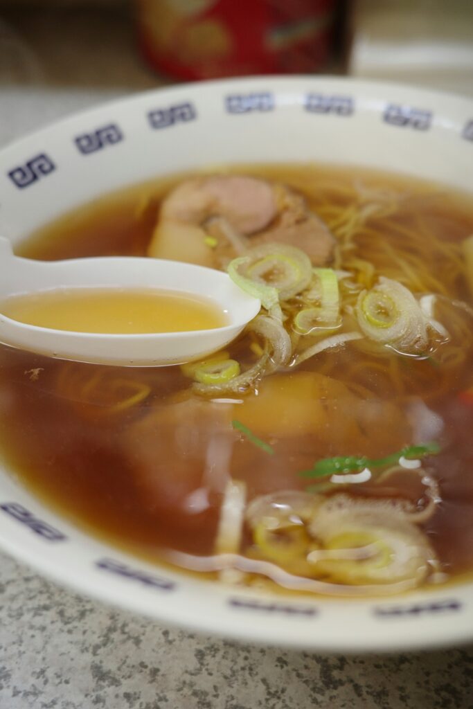名古屋市中川区のタクちゃんラーメンの醤油ラーメン、透き通ったスープとネギのトッピング