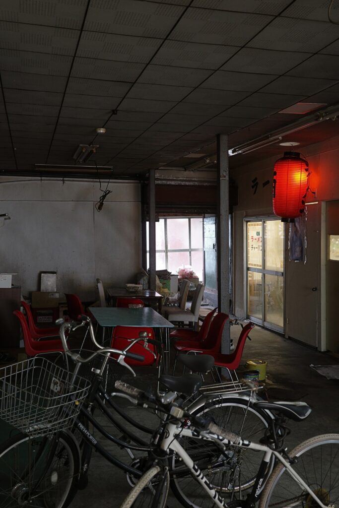 名古屋市中川区のタクちゃんラーメンの店内風景、赤い提灯と自転車が並ぶ昭和の空気感