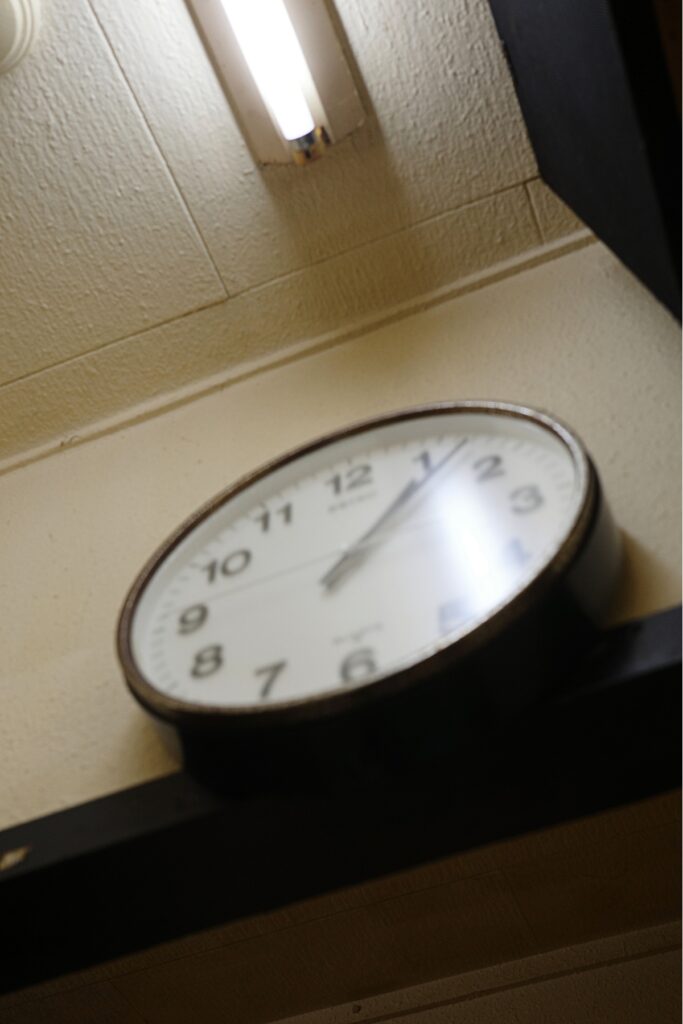 名古屋市中川区のタクちゃんラーメンの店内にある古い壁掛け時計と静かな時間