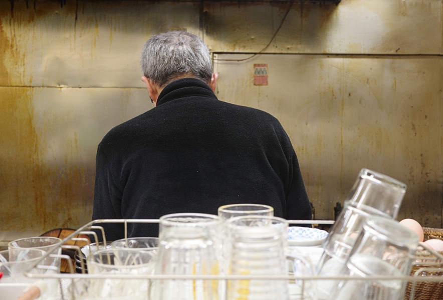 名古屋市中川区のタクちゃんラーメンの厨房と店主の後ろ姿、昔ながらの調理風景