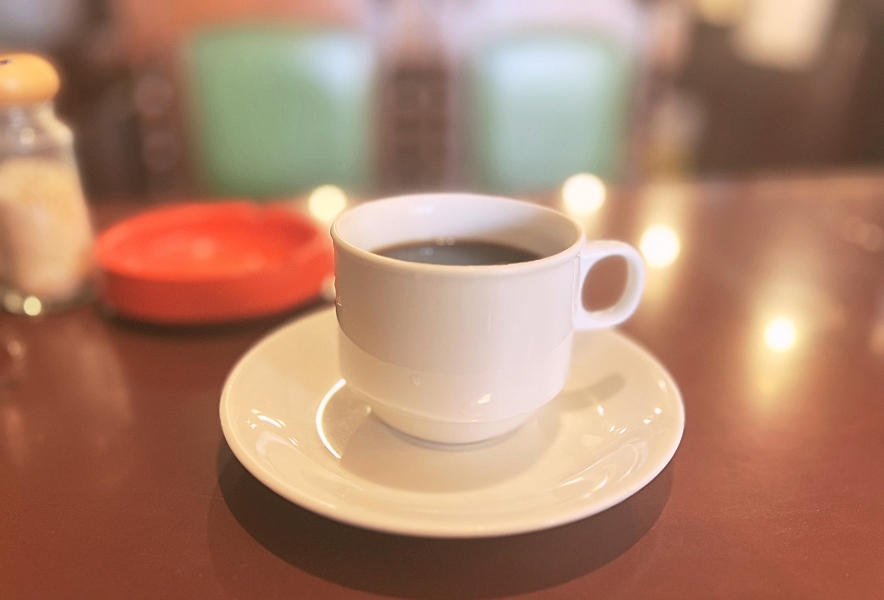 カフェ・ド・豆田のコーヒー。店内で提供されるシンプルな一杯