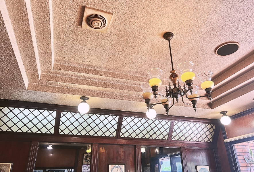カフェ・ド・豆田の店内天井と照明。レトロなシャンデリアと落ち着いた空間