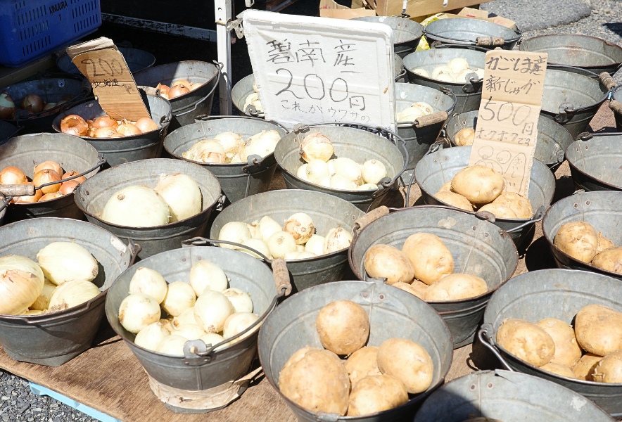 笠寺観音 六の市 露店に並ぶ玉ねぎとじゃがいも