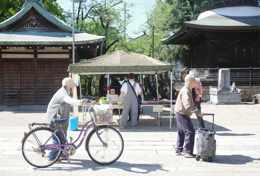笠寺観音 六の市 境内を行き交う人と露店