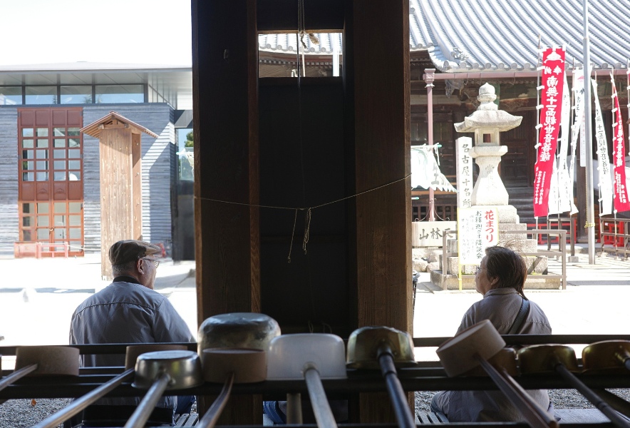 笠寺観音 六の市 軒先で休む人と境内の景色