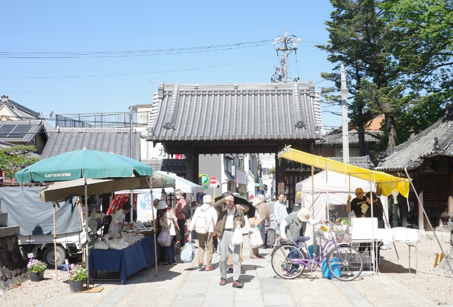 笠寺観音 六の市 参道に広がる露店と人の往来