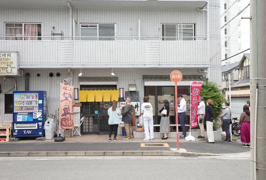 名古屋市千種区 もり川 店前に並ぶ人と外観の風景