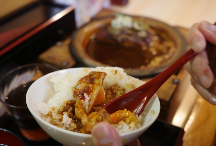 名古屋市千種区 もり川 味噌かつ鍋のたまごをご飯にのせる様子
