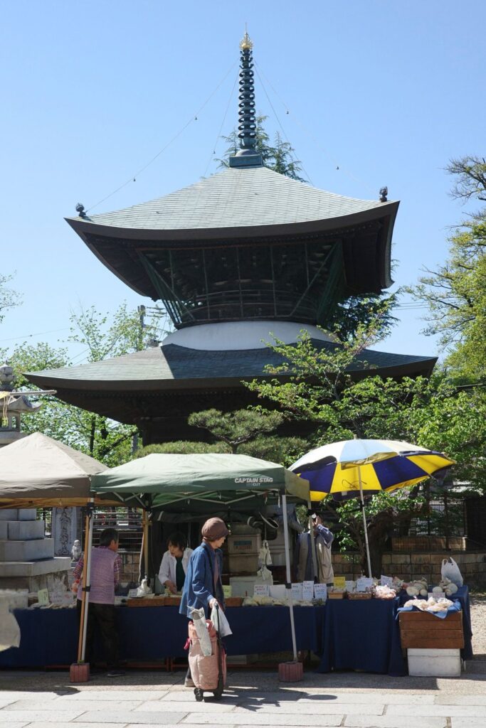 笠寺観音 六の市 多宝塔前に並ぶ露店と買い物客の様子