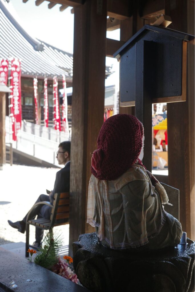 笠寺観音 六の市 境内の地蔵とベンチで過ごす人