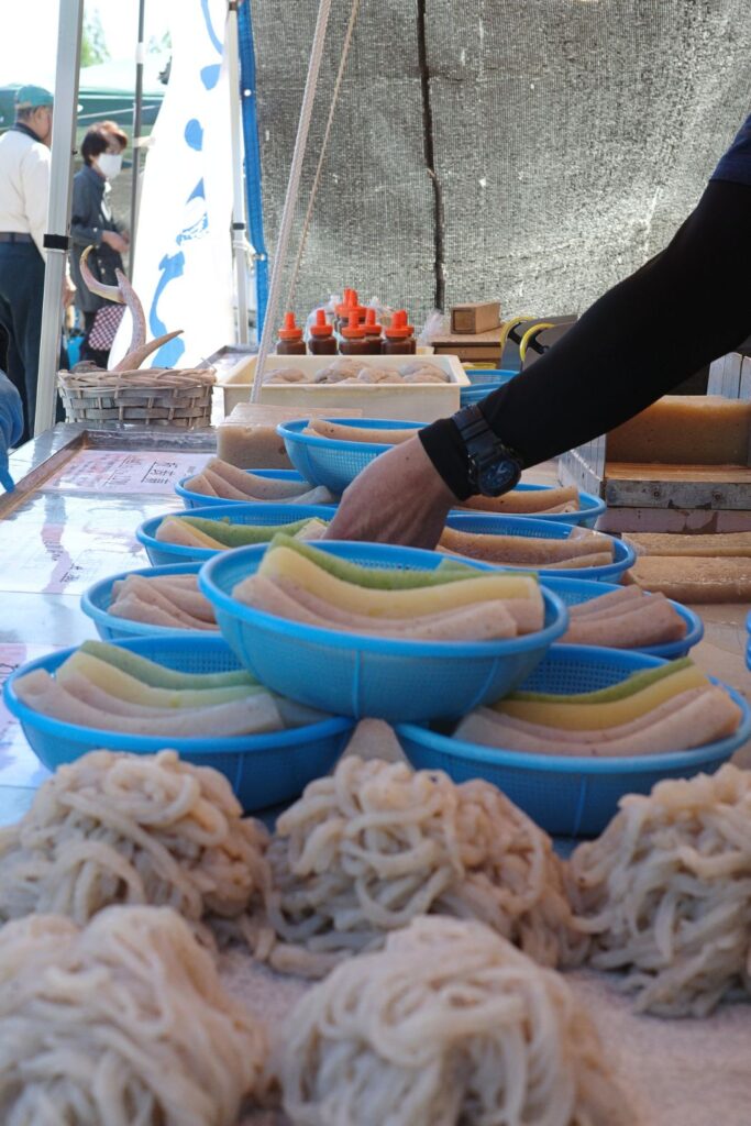 笠寺観音 六の市 露店で並ぶ蒟蒻店